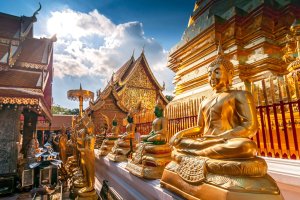 Tailandia: fila de estatuas de Buda doradas en Wat Phra That Doi Suthep, Chiang Mai
