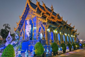 Tailandia: viharn del templo azul Wat Rong Suea Ten en Chiang Rai