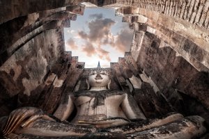 Tailandia: la estatua de Buda del templo Wat Si Chum en el Parque Histórico de Sukhothai