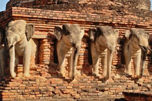 Tailandia: las estatuas de elefantes del templo Wat Sorasak en el Parque Histórico de Sukhothai