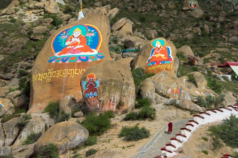 Tíbet: imagen de Buda pintada sobre roca en el monasterio de Drepung, cerca de Lhasa