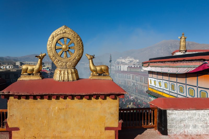 Tíbet: mandala budista en la azotea del templo Jokhang con vistas al Palacio Potala