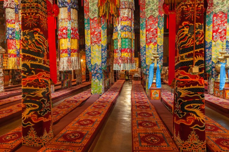 Tíbet: interior del salón principal del monasterio de Drepung, cerca de Lhasa