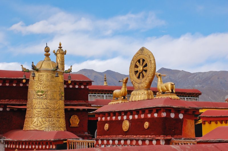 Tibet: tejado del templo Joklang en Lhasa, Tibet