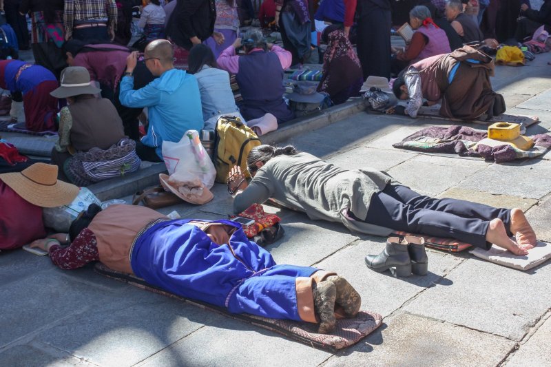 Tíbet: peregrinos en postración ante el templo Jokhang en la plaza Barkhor de Lhasa