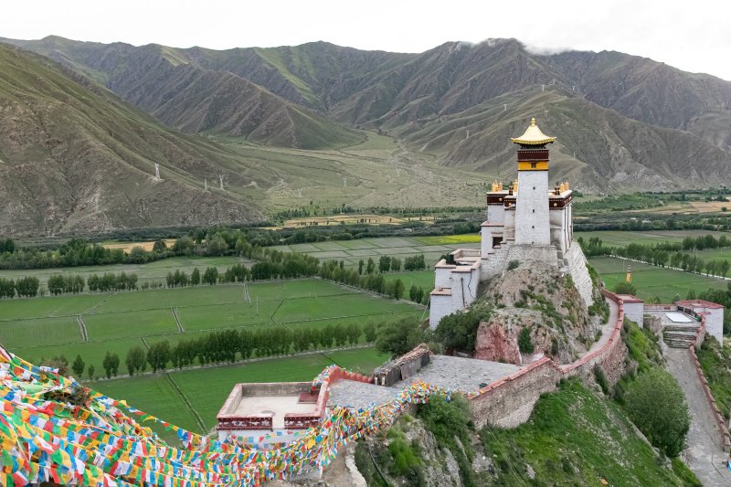 Tíbet: palacio Yumbulagang sobre el valle de Tsetang