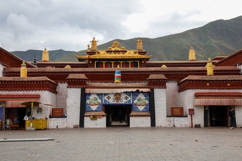 Tíbet: templo Tradruk en Tsetang con arquitectura tibetana tradicional