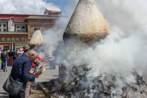 Tíbet: quemador de incienso Sangkang humeante en la plaza Barkhor