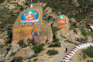 Tíbet: imagen de Buda pintada sobre roca en el monasterio de Drepung, cerca de Lhasa