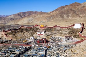 Tíbet: Kumbum Stupa y monasterio Pelkor Chode frente al fuerte de Gyantse