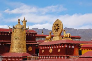 Tibet: tejado del templo Joklang en Lhasa, Tibet