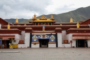Tíbet: templo Tradruk en Tsetang con arquitectura tibetana tradicional