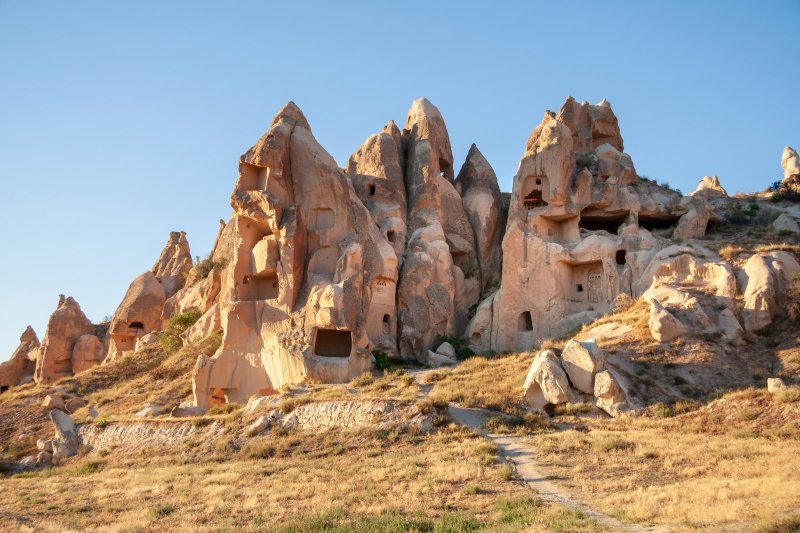 Turquía: casas cueva entre las formaciones rocosas de Göreme, Capadocia