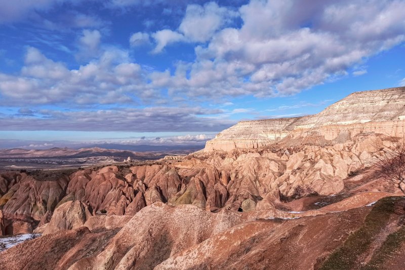 Turquía: formaciones de toba del Valle Rojo al atardecer en Capadocia