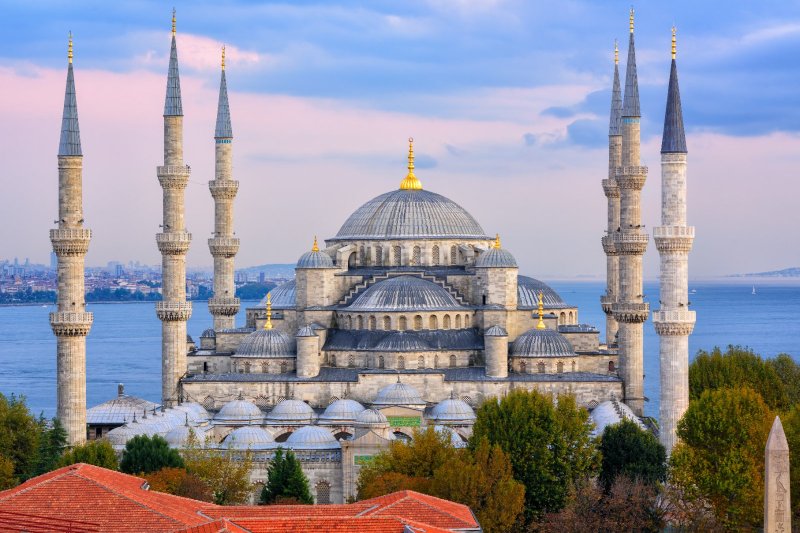 Turquía: silueta de la Mezquita Azul junto al Bósforo en Estambul