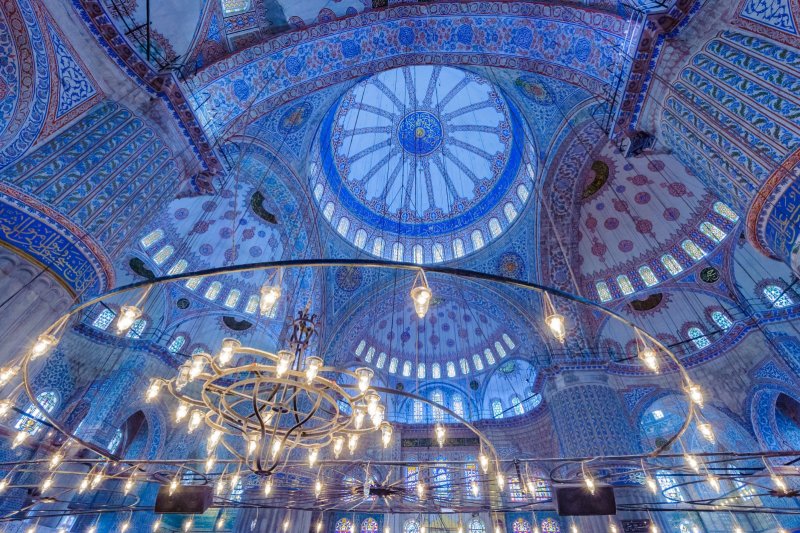 Turquía: interior azul de la Mezquita de Sultanahmet en Estambul