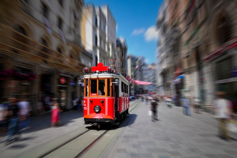 Turquía: tranvía rojo histórico en la avenida ?stiklal de Estambul