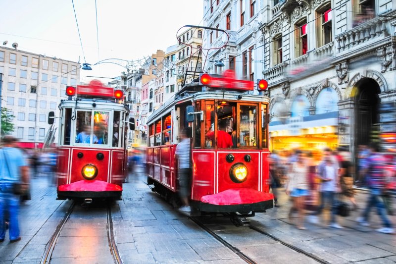 Turquía: tranvías rojos históricos en la avenida ?stiklal de Estambul
