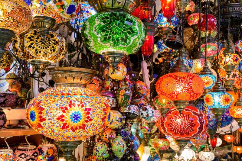 Turquía: lámparas de colores en el Gran Bazar de Estambul