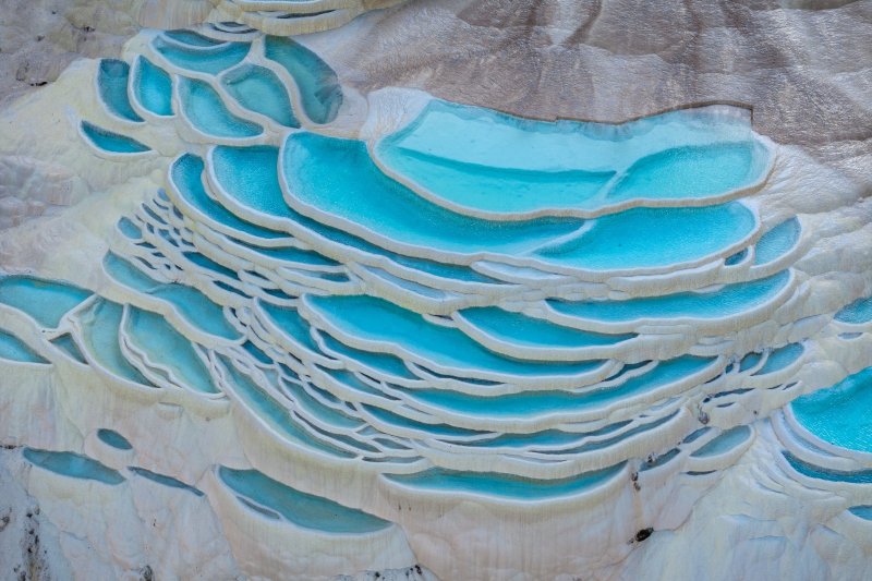 Turquía: terrazas blancas de travertino de Pamukkale con aguas termales turquesas