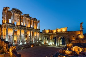 Turquía: Biblioteca de Celso de Éfeso iluminada de noche en Selçuk