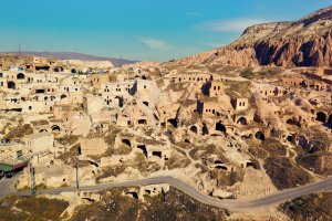 Turquía: antiguas casas cueva de Çavusin en Capadocia