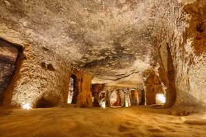Turquía: antigua despensa excavada en la roca de Kaymakli