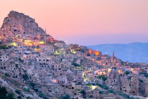 Turquía: ciudad troglodita de Uçhisar al atardecer, Capadocia
