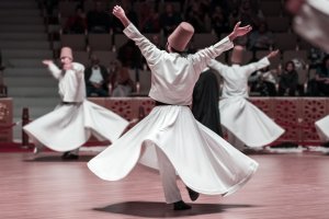 Turquía: derviches giróvagos Semazen durante una ceremonia Sema