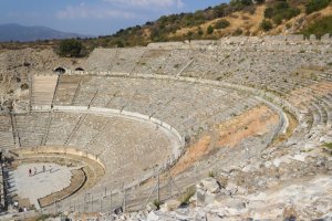 Turquía: gran anfiteatro de Éfeso en la antigua ciudad de Selçuk
