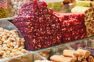 Turquía: selección de lokum turco en el Bazar de las Especias de Estambul