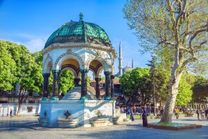 Turquía: Fuente Alemana en la plaza de Sultanahmet, Estambul