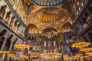Turquía: caligrafía islámica monumental en el interior de Santa Sofía