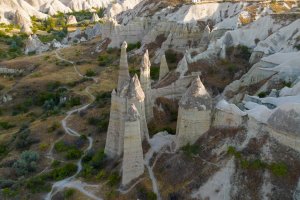 Turquía: vista aérea del Valle del Amor en Göreme al atardecer