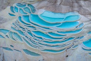 Turquía: terrazas blancas de travertino de Pamukkale con aguas termales turquesas