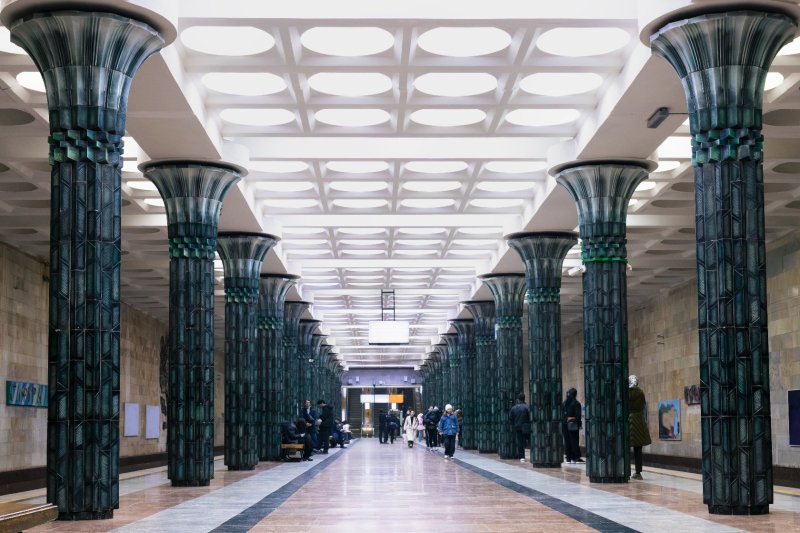 Uzbekistán: interior monumental de la estación de metro Gafur Gulom en Taskent