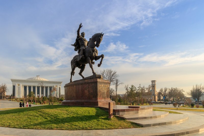 Uzbekistán: estatua de Tamerlán y Palacio de los Foros al atardecer en Taskent