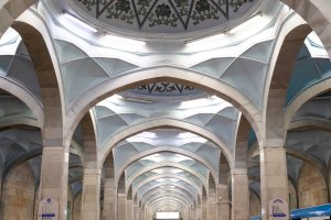 Uzbekistán: techo abovedado y arcos de mármol en la estación Alisher Navoiy de Taskent
