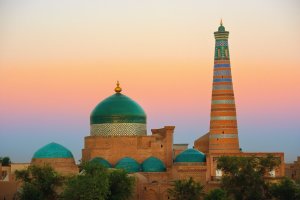 Uzbekistán: minarete y madraza Islam Khoja al amanecer en Jiva