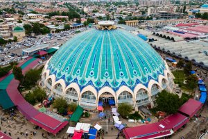 Uzbekistán: vista aérea del mercado Chorsu en Taskent