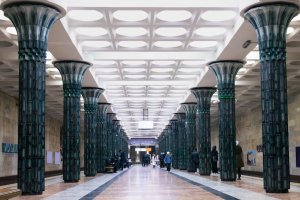Uzbekistán: interior monumental de la estación de metro Gafur Gulom en Taskent