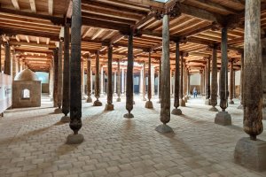 Uzbekistán: columnas de madera en la sala de la mezquita Juma de Jiva