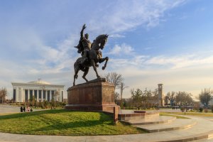 Uzbekistán: estatua de Tamerlán y Palacio de los Foros al atardecer en Taskent
