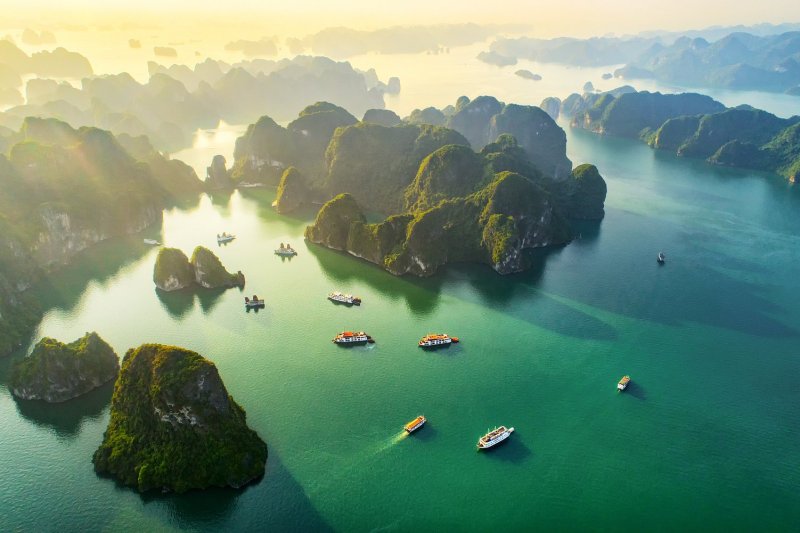 Vietnam: vista aérea de aldea flotante y formaciones kársticas en la bahía de Halong