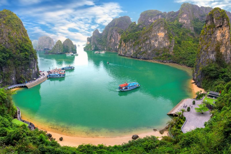 Vietnam: vista panorámica de la bahía de Halong desde la isla Bo Hon