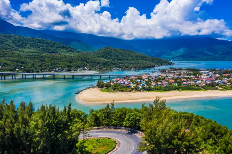 Vietnam: paisajes costeros de Lang Co entre montañas y mar en Hue
