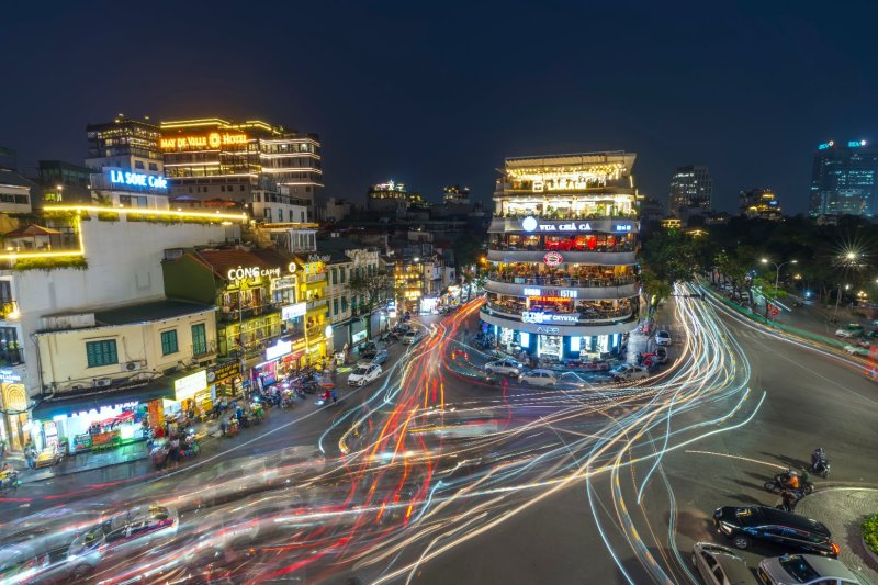 Vietnam: el Barrio Antiguo de Hanói de noche entre motos y calles iluminadas