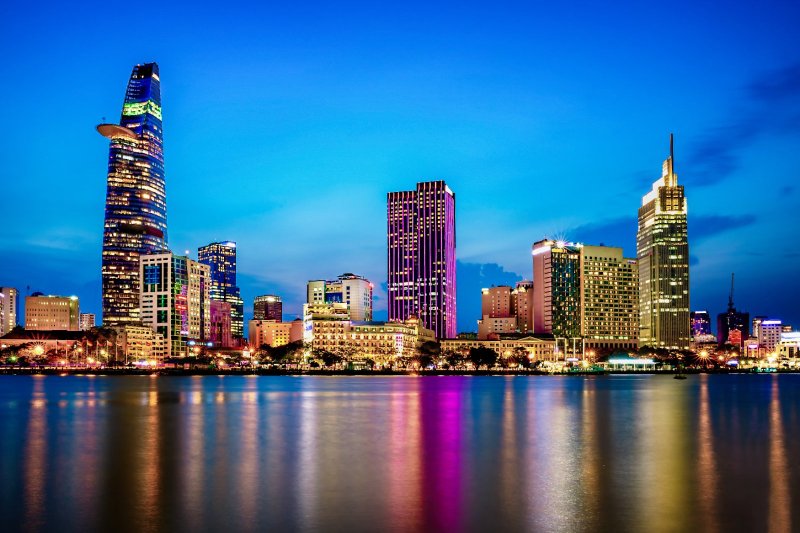 Vietnam: skyline nocturno de Ciudad Ho Chi Minh iluminada