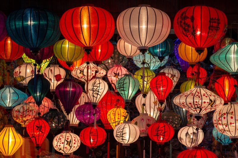 Vietnam: faroles de seda iluminando un mercado nocturno en Hoi An