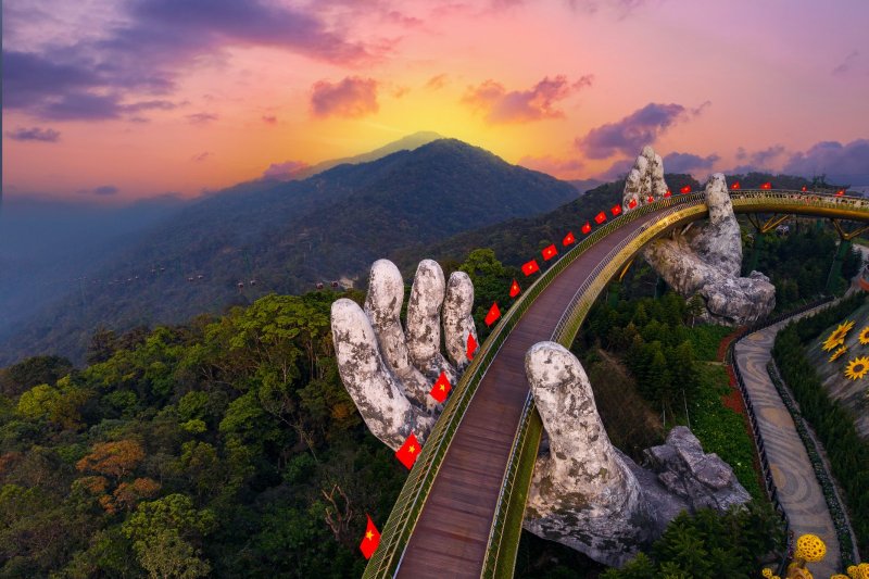 Vietnam: vista aérea del Puente Dorado al atardecer en Ba Na Hills, Da Nang